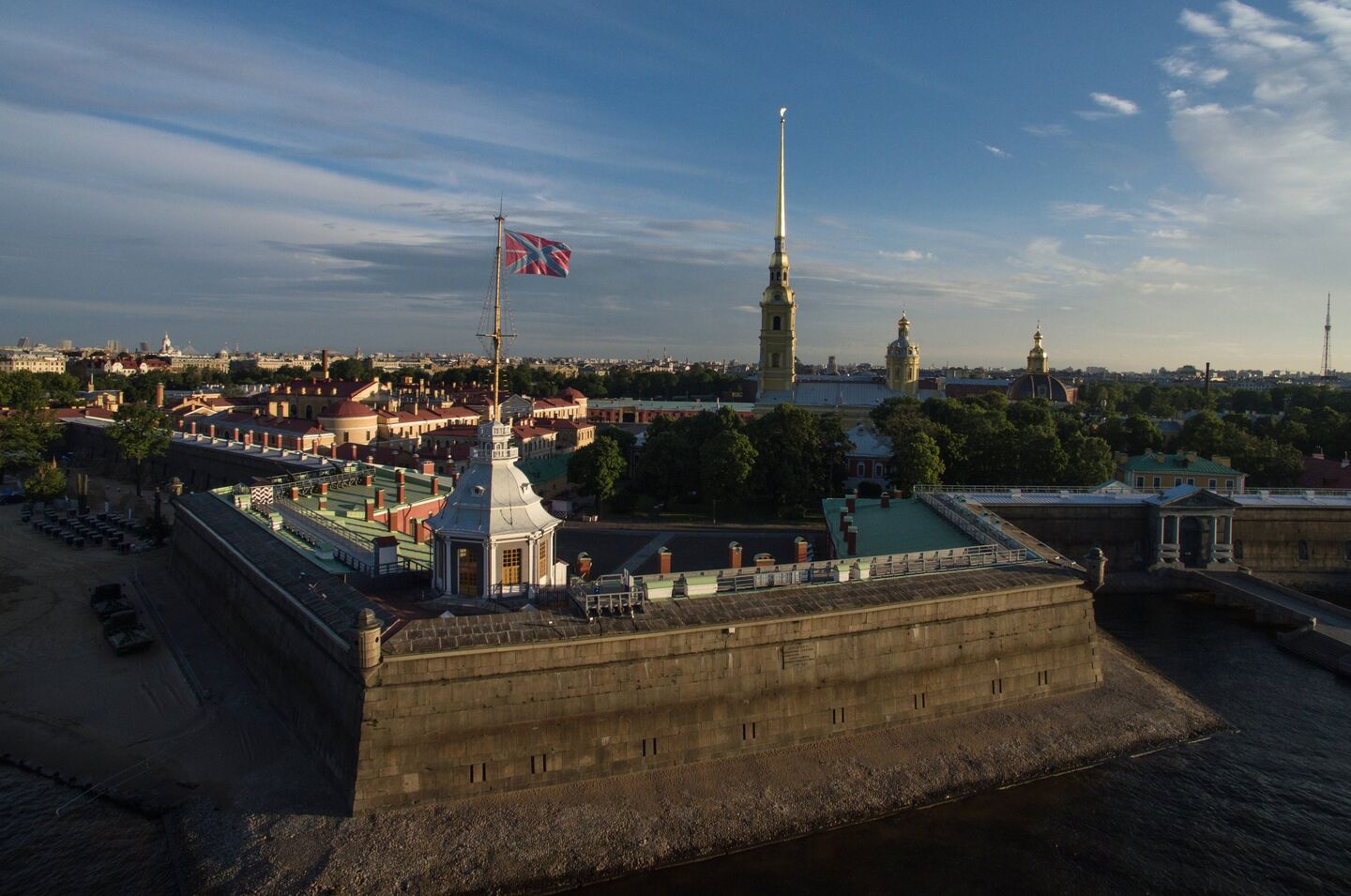 Госбилет санкт петербург экскурсии. Иоанновский равелин Петропавловской крепости. Петропавловская крепость музей. Пляж Петропавловской крепости Санкт-Петербург. Вид Заячьего острова сверху.