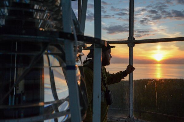 Волонтер комплексной экспедиции Гогланд на маяке на острове Большой Тютерс в Финском заливе