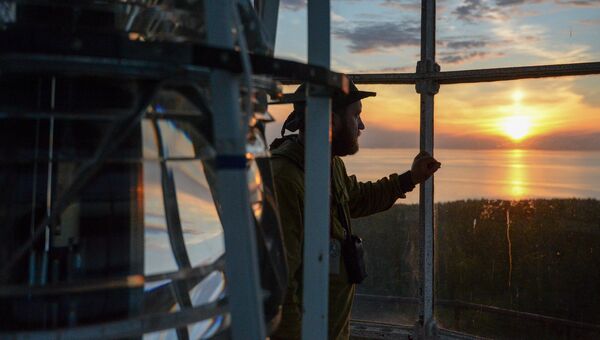 Волонтер комплексной экспедиции Гогланд на маяке на острове Большой Тютерс в Финском заливе