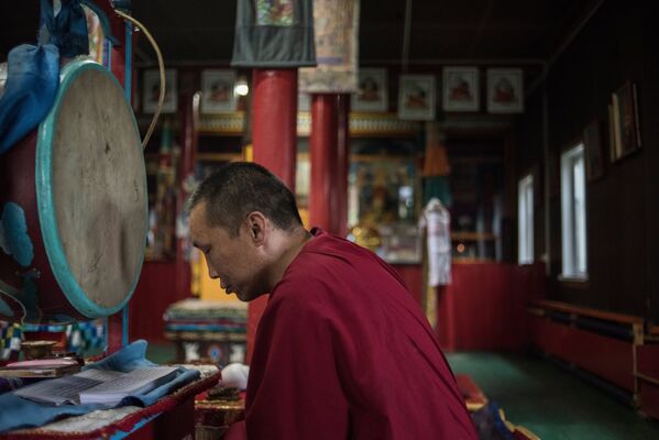 Буддийский лама во время молитвы в Иволгинском дацане в Бурятии