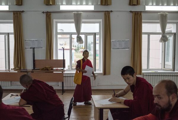 Студенты буддийского университета Даши Чойнхорлин имени Дамба Даржа Заяева в Иволгинском дацане в Бурятии