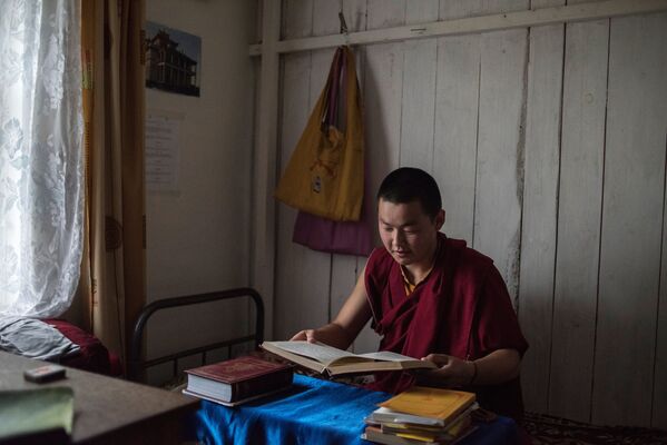 Студент буддийского университета Даши Чойнхорлин имени Дамба Даржа Заяева в Иволгинском дацане в Бурятии