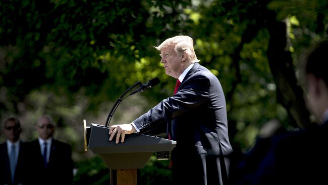 Президент США Дональд Трамп объявляет о решении выхода США из Парижского соглашения по климату