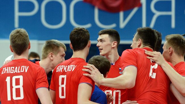 Игроки сборной России радуются победе в матче мировой лиги