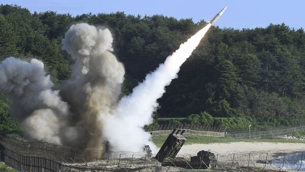 Запуск тактической ракеты армии США MGM-140 во время совместных военных учений между США и Южной Кореей. 5 июля 2017