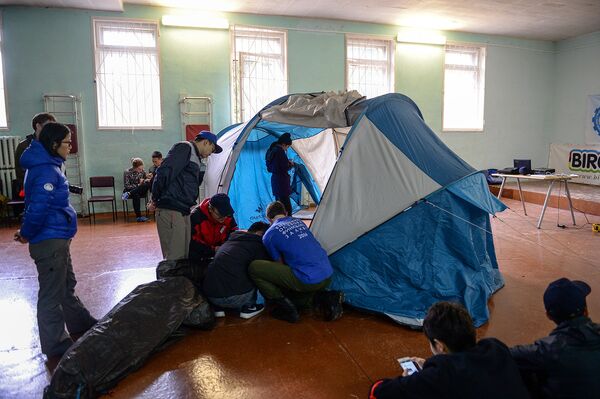 Волонтеров и поисковиков учат ставить палатки и оказывать первую помощь