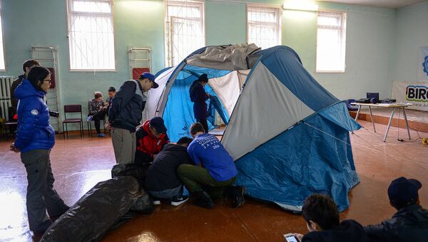 Волонтеров и поисковиков учат ставить палатки и оказывать первую помощь
