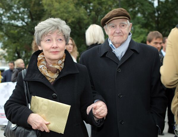 Писатель Даниил Гранин с супругой перед началом церемонии вручения премии ТЭФИ-2009