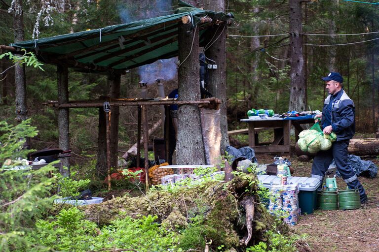 Волонтеры и поисковики ежегодно возводят на островах палаточные городки, кухни и общественные пространства