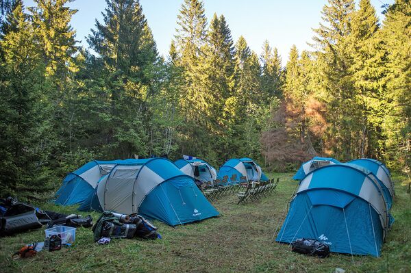 Волонтеры и поисковики живут в палатках по четыре человека
