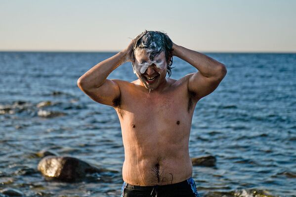Условия на островах спартанские: водные процедуры иногда приходится принимать прямо в Финском заливе