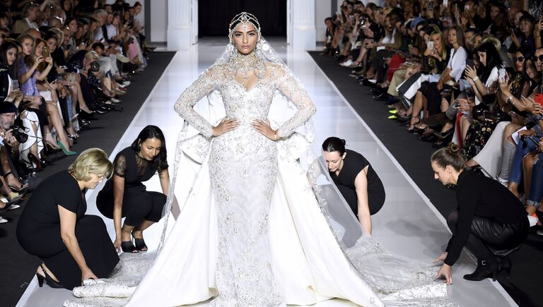 Индийская актриса Сонам Капур представляет коллекцию Ralph and Russo на Неделе высокой моды сезона осень/зима 2017-2018 в Париже