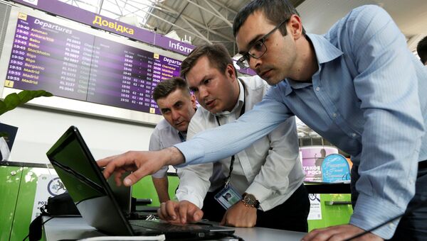 Сотрудники технической поддержки аэропорта Борисполь ликвидируют последствия вируса Petya
