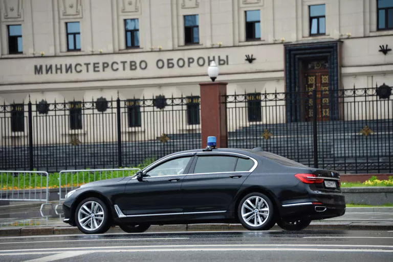 Автомобиль у здания министерства обороны России на Фрунзенской набережной в Москве Автомобиль у здания министерства обороны России на Фрунзенской набережной в Москве