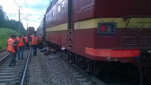 На месте столкновения пассажирского поезда с дрезиной на ж/д перегоне Ефимовская – Коли