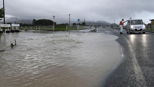 Дорога залитая сильным дождем в Асакуре префектуры Фукуока. 5 июля 2017