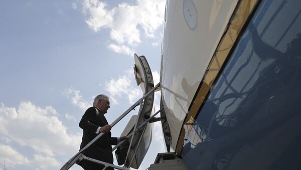 Госсекретарь США Рекс Тиллерсон на трапе самолета