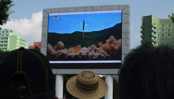 Жители Пхеньяна следят за новостями о запуске межконтинентальной баллистической ракеты «Хвасонг-14». 4 июля 2017