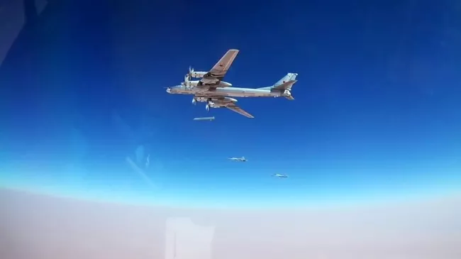 Стратегический ракетоносец Ту-95МС во время нанесения удара по объектам ИГ* (группировка Исламское государство, запрещена в РФ) на границе провинций Хама и Хомс в Сирии. 5 июля 2017