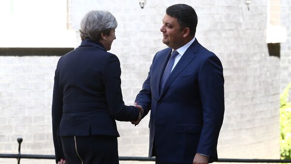 Премьер-министр Великобритании Тереза Май приветствует премьер-министра Украины Владимира Гройсмана в Лондоне, Великобритания. 5 июля 2017