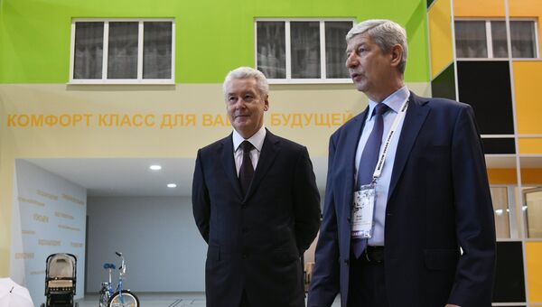 Мэр Москвы Сергей Собянин (слева) на Московском урбанистическом форуме на ВДНХ в Москве