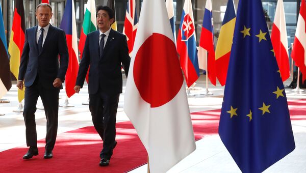 Премьер-министр Японии Синдзо Абэ и председатель Европейского совета Дональд Туск на саммите ЕС – Япония в Брюсселе, Бельгия. 6 июля 2017