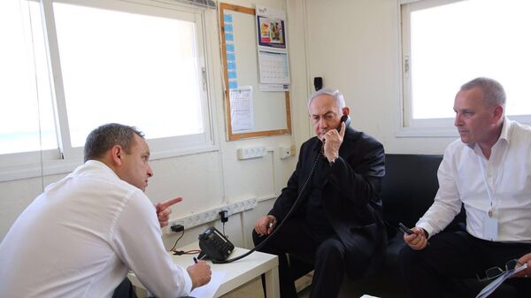 Премьер-министр Израиля Биньямин Нетаньяху во время телефонного разговора