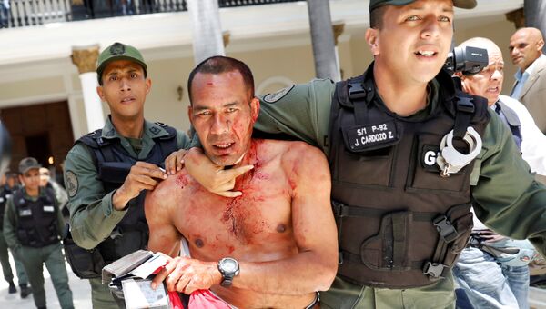 Сторонник президента Венесуэлы Николаса Мадуро после нападение на парламент. 5 июля 2017