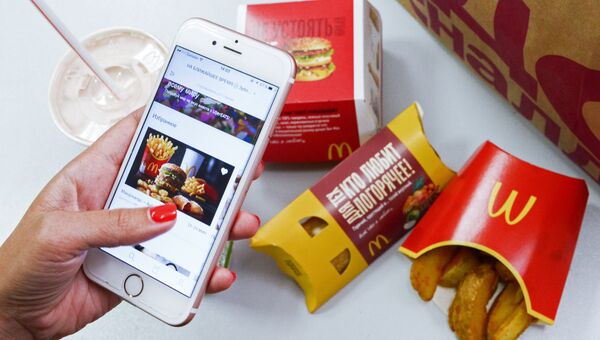 Клиент оформляет заказ в сети ресторанов быстрого питания McDonald’s в Москве через мобильное приложение UberEats