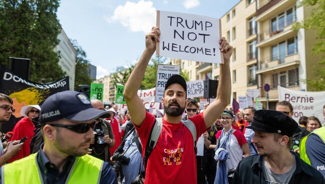 Акция протеста против визита в Польшу президента США Дональда Трампа в Варшаве. 6 июля 2017