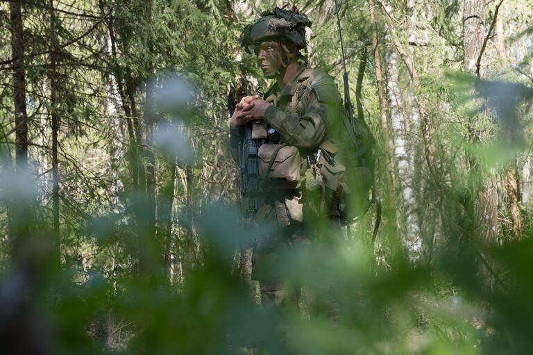 Солдат во время учений Spring Storm Вооруженных сил Эстонии. 22 мая 2017