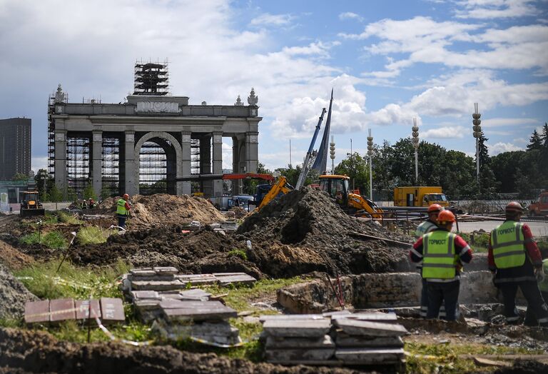 Арка Главного входа во время проведения работ по реконструкции ВДНХ