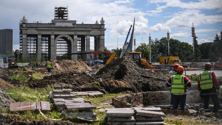 Арка Главного входа во время проведения работ по реконструкции ВДНХ