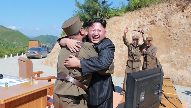 Лидер КНДР Ким Чен Ын после испытания межконтинентальной баллистической ракеты Хвасон-14 в Пхеньяне. Архивное фото