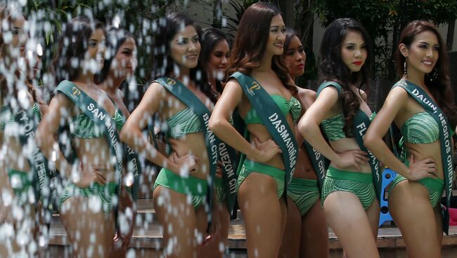 Участницы конкурса красоты Мисс Филиппины позируют фотографам