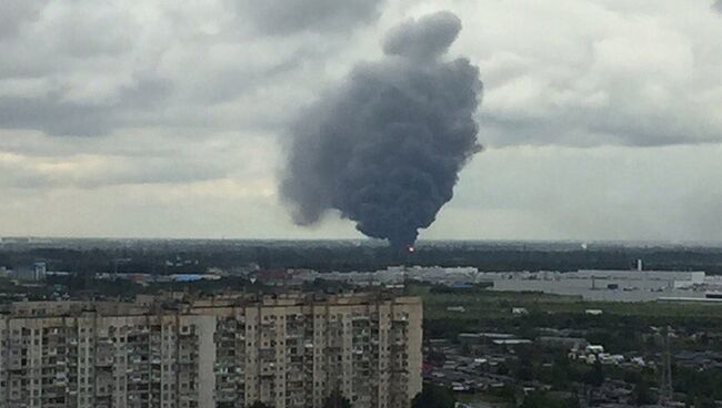 Пожар на территории ООО Невский лакокрасочный завод в Санкт-Петербурге. 6 июля 2017