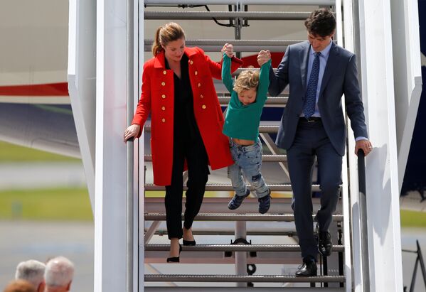 Премьер-министр Канады Джастин Трюдо с супругой и сыном спускаются по трапу после приземления в аэропорту Гамбурга