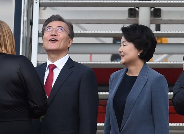 Президент Южной Кореи Мун Чжэ Ин с супругой в аэропорту Гамбурга