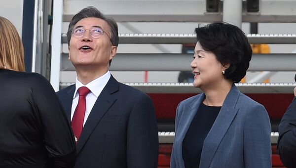 Президент Южной Кореи Мун Чжэ Ин с супругой в аэропорту Гамбурга