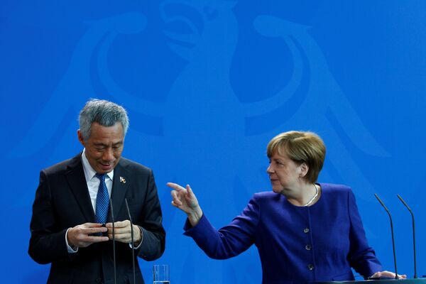 Премьер-министр Сингапура Ли Сяньлун во время встречи с канцлером Германии Ангелой Меркель накануне саммита G20 в Гамбурге