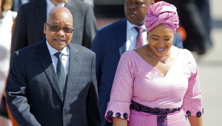 Президент ЮАР Джейкоб Зума с супругой в аэропорту Гамбурга