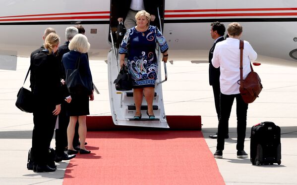 Премьер-министр Норвегии Эрна Сульберг в аэропорту Гамбурга