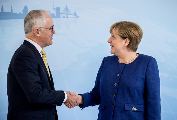 Премьер-министр Австралии Малкольм Тернбулл во время встречи с канцлером Германии Ангелой Меркель накануне саммита G20 в Гамбурге