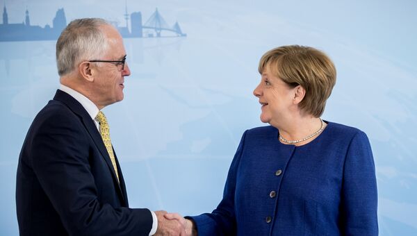 Премьер-министр Австралии Малкольм Тернбулл во время встречи с канцлером Германии Ангелой Меркель накануне саммита G20 в Гамбурге