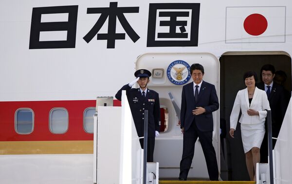 Премьер-министр Японии Синдзо Абэ с супругой после приземления в аэропорту Гамбурга