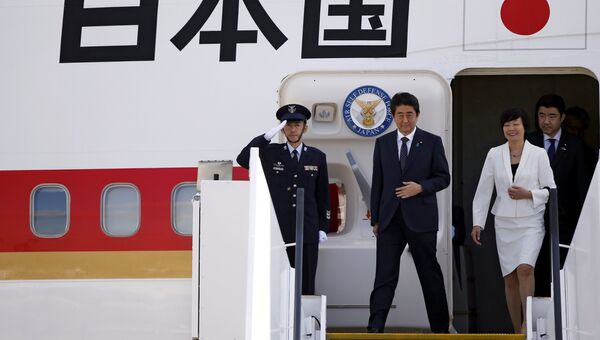 Премьер-министр Японии Синдзо Абэ с супругой после приземления в аэропорту Гамбурга
