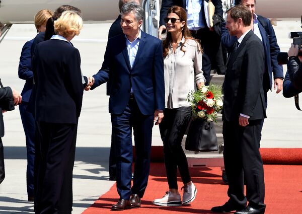 Президент Аргентины Маурисио Макри с супругой в аэропорту Гамбурга