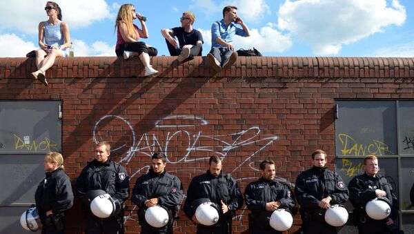 Полицейские и местные жители во время акции протеста в преддверии саммита G20 в Гамбурге. Архивное фото