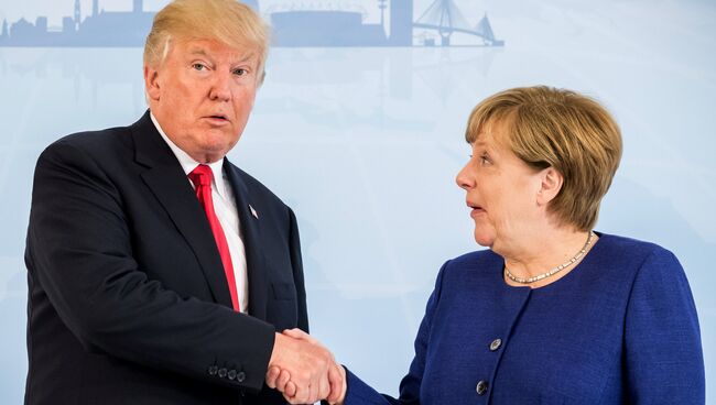 Президент США Дональд Трамп во время встречи с канцлером Германии Ангелой Меркель накануне саммита G20 в Гамбурге