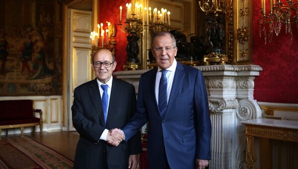 Министр иностранных дел РФ Сергей Лавров (справа) и глава МИД Франции Жан-Ив Ле Дриан. Архивное фото